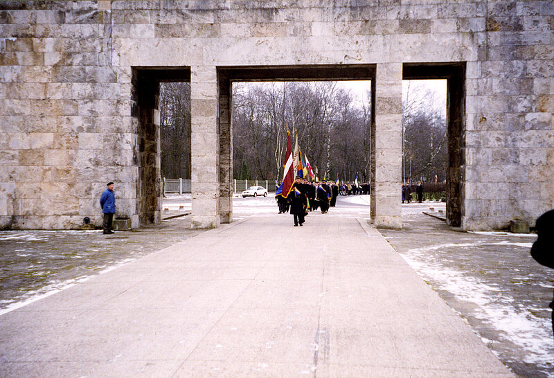 MĒNEŠA PRIEKŠMETS. Studentu akadēmisko mūža organizāciju 1999. gada 18. novembra piemiņas gājiena fotoliecības