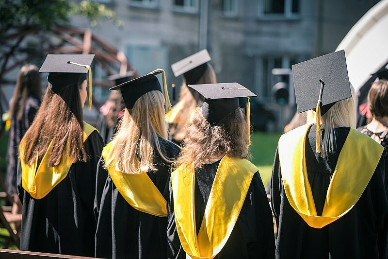 Pilnveido profesionālās zināšanas studiju programmu un virzienu izstrādē un vadībā