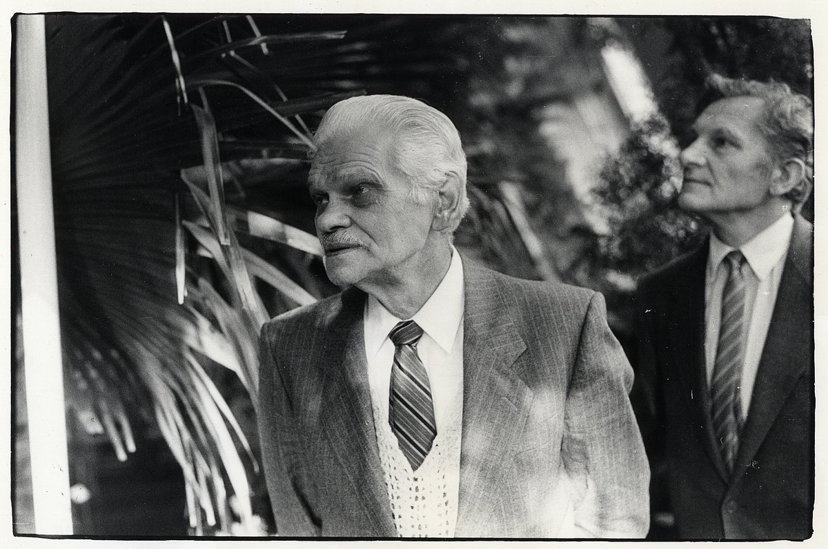 Profesors Ernests Foldāts un docents Alfons Piterāns LU Botāniskā dārza palmu mājā 1990. gada septembrī (LU Muzeja arhīvs) Profesors Ernests Foldāts un docents Alfons Piterāns LU Botāniskā dārza palmu mājā 1990. gada septembrī (LU Muzeja arhīvs)